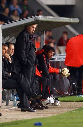 Trainer Carlo Ancelotti (Milan) unter dem Dach der Trainerbank Fußball EC 1 Herren Champions League 2005 2006, AC Mailand Gruppe Eindhoven