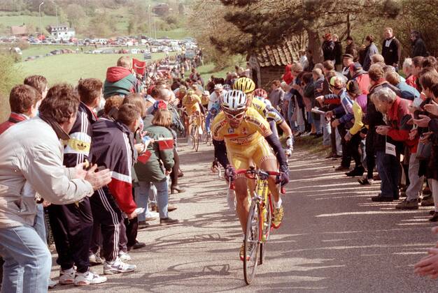 Marco Pantani (Italien Mercatone Uno) führt das Fahrerfeld beim Anstieg an der Cote de la Redoute an -  Radsport Herren Lüttich Bastogne Lüttich 1997, Straßenradsport, Straße, Rad Totale