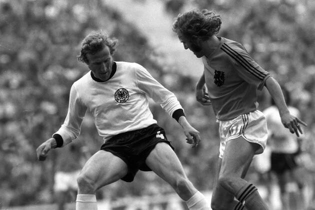 Rene van de Kerkhof (re., Niederlande) gegen Hans Georg Schwarzenbeck (BR Deutschland) Fußball WM Herren Weltmeisterschaft 1974, Länderspiel, Nationalmannschaft, Nationalteam, Nationaltrikot, Vneg, Vsw Gruppe Finale, Endspiel München