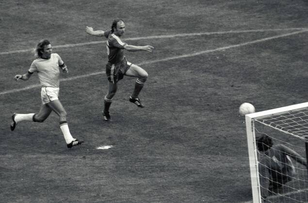 Grzegorz Lato (Polen, Mitte) zieht ab und trifft gegen den machtlosen Torwart Emerson Leao zum 1:0, daneben Francisco Marinho (beide Brasilien, li.) Fußball WM Herren Weltmeisterschaft 1974, Nationalmannschaft, Nationalteam, Nationaltrikot, Spiel um Platz 3 Gruppe München