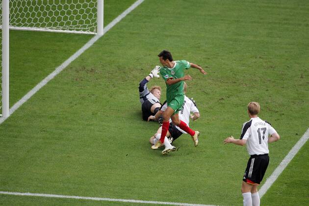 Jared Borgetti (Mexiko, Mitte) erzielt das Tor gegen Torwart Oliver Kahn und Schweinsteiger, davor Per Mertesacker (alle Deutschland) Fußball Länderspiel Herren Confederations Cup 2005, Confederationscup, Konföderationencup, Konföderationen, Länderspiel Gruppe Leipzig Dynamik,