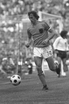 Johan Cruyff (Niederlande) am Ball Fußball WM Herren Weltmeisterschaft 1974, Länderspiel, Nationalmannschaft, Nationalteam, Nationaltrikot, Vneg, Vsw Einzelbild Finale, Endspiel München