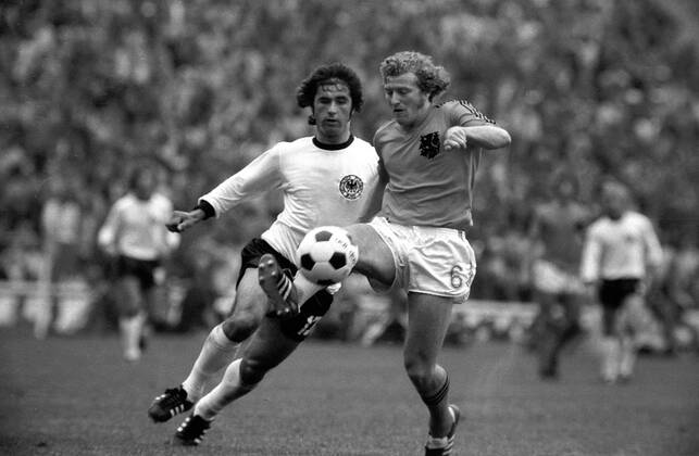 Gerd Müller (li., BR Deutschland) gegen Wim Jansen (Niederlande) Fußball WM Herren Weltmeisterschaft 1974, Länderspiel, Nationalmannschaft, Nationalteam, Nationaltrikot, Vneg, Vsw Gruppe Finale, Endspiel München