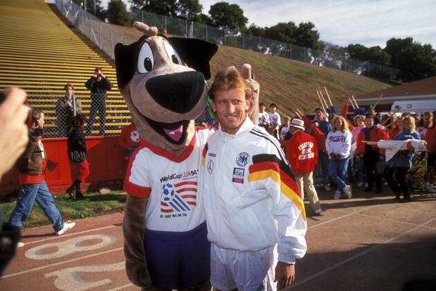 Andreas Brehme (Deutschland, re.) im Innenraum des Stadions von Palo Alto mit Striker, dem Maskottchen der WM 1994 in den USA Fußball Länderspiel Herren Länderspiel 1993, Nationalmannschaft, Nationalteam Gruppe Stanford Stadium, Stadion Palo Alton, Stanford Harmonie,