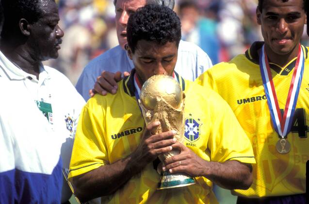 Weltmeister Brasilien, v.li.: ein Betreuer, Romario, der den FIFA Weltpokal küsst und Cafu Fußball WM Herren Weltmeisterschaft 1994, Nationalmannschaft, Nationalteam, Nationaltrikot, Länderspiel, Finale Gruppe medizinische Betreuung Pasadena, Los Angeles, LA, L.A. Glück, Harmonie, Freude,