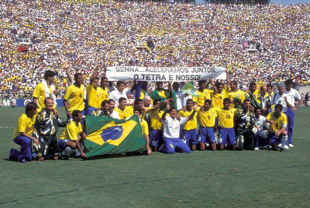 Senna... Aceleramos juntoesta tetra e nosso! Weltmeister Brasilien widmet den Titel F1 Pilot Ayrton Senna, hi.v.li.: Rai, Ronaldo, Branco, P. Sergio, Nationaltrainer Parreira, x, Viola, x, M. Santos, Zinho, Ronaldo, M. Silva, 4x, vorn: Leonardo, ... Fußball WM Herren Weltmeisterschaft 1994, Nationalmannschaft, Nationalteam, Nationaltrikot, Länderspiel, Finale, Vdia Totale F1, F, Motorsport, Widmung, Tribut, Co, Coach Pasadena, Los Angeles, LA, L.A., Zagalo, Betreuer Glück, Harmonie, Freude,