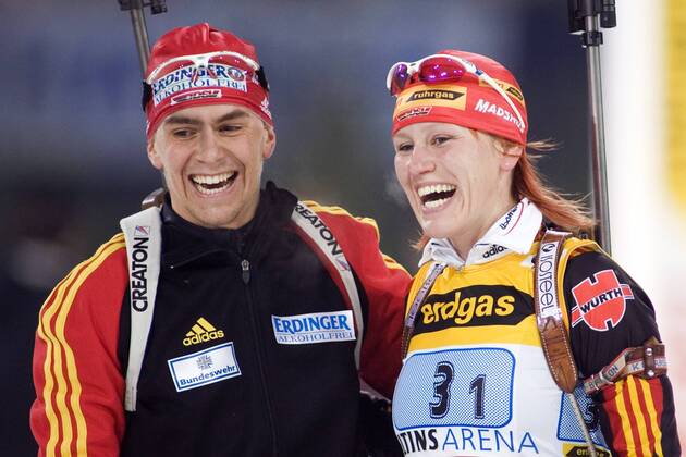 Kati Wilhelm (re.) und Michael Greis (beide Deutschland) jubeln Biathlon WTC 2005, World Team Challenge, Indoor, Halle, Staffel, Staffelrennen Gruppe Auf Schalke, AufSchalke Gelsenkirchen Freude, Begeisterung,
