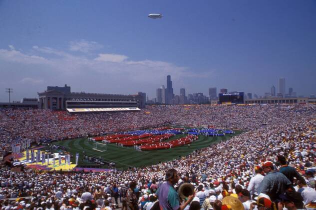 Eröffnungsveranstaltung der WM 1994 - ein buntes Spektakel wird auf dem Spielfeld vorgeführt, im Hintergrund am Horizont die Skyline von Downtown Chicago Fußball WM Herren Weltmeisterschaft 1994, Eröffnungszeremonie, Zeremonie, Eröffnung, Veranstaltung, Show, Showprogramm Totale Soldier Field Stadium, Stadion Chicago, Eröffnungsfeier, feiern, Feier