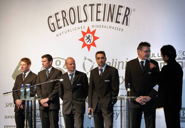 Die Führungsriege des Team Gerolsteiner, v.li. Die Sportlichen Leiter Christian Wegmann, Udo Bölts, Reimund Dietzen und Christian Henn sowie Teamchef Hans Michael Holczer (alle Deutschland) Radsport Herren Straßenradsport 2006, Straße, Rad, Präsentation, Pressetermin, Vorstellung, Mikrofon Gruppe Sponsor, Sponsoring, Werbepartner, Werbung, Mikro Gerolstein