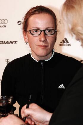 Judith Arndt (Deutschland T Mobile) im Interview am Rande der T Mobile Teampräsentation 2006 Radsport Damen Straßenradsport 2006, Straße, Rad, Vorstellung, Präsentation, Pressetermin Porträt Cala d Or, dOr Mallorca
