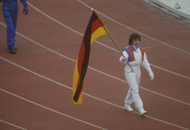 Fahnenträgerin Monika Holzner (BR Deutschland) während der Eröffnungsveranstaltung Eisschnellauf OS Winter Herren Olympische Spiele 1984, Winterspiele, Eröffnung, Eröffnungsfeier, Feier, Fest, Zeremonie, Vdia Einzelbild Sarajevo, Eröffnungszeremonie