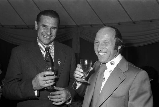 Torwartlegende Lew Jaschin (UdSSR, li.) und DFB Ehrenspielführer Uwe Seeler (BR Deutschland) haben sichtlich Spaß Fußball WM Herren Weltmeisterschaft 1974, Party, Eröffnungsparty, Feier, feiern Gruppe Kronberg Harmonie,