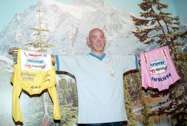 Marco Pantani (Italien Mercatone Uno) posiert mit seinen 98er Siegertrikots der Tour de France und des Giro d Italia, selten genug gewinnt ein Radsportler beide große Rundfahrten in einem Jahr -  Radsport Herren Tour de France 1998, Straßenradsport, Straße, Rad, Shooting, Fotoshooting, Fototermin, Vneg Einzelbild Freude,