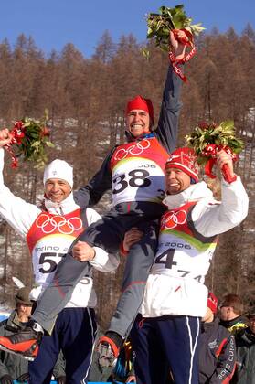 Siegerehrung Biathlon über 20km: Olympiasieger Michael Greis (Deutschland, Mitte) wird von Ole Einar Björndalen (li.) und Halvard Hanevold (beide Norwegen) gefeiert -  Biathlon OS Winter Herren Olympische Spiele Turin 2006, Winterspiele, 20km, 20 km, Kilometer Gruppe Cesana San Sicario Freude,