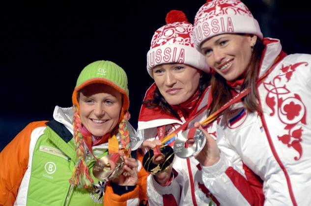 Siegerehrung 15km bei den Olympischen Spielen 2006, v.li.: Martina Glagow (Deutschland, Bronze), Olympiasiegerin Svetlana Ishmouratova (Gold) und Olga Pyleva (Silber, beide Rußland) präsentieren ihre Medaillen Biathlon OS Winter Damen Olympische Spiele Turin 2006, Winterspiele, 15km, 15 km, Kilometer, Bronzemedaille Gruppe Medals Plaza Turin Freude,