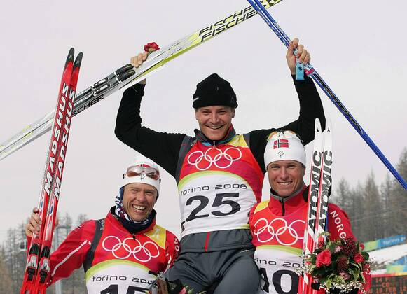 Siegerehrung Biathlon 10 km Sprint - Olympiasieger Sven Fischer (Deutschland, Mitte) wird von den platzierten Halvard Hanevold (li.) und Frode Andresen (beide Norwegen) auf den Schultern getragen Biathlon OS Winter Herren Olympische Spiele Turin 2006, Winterspiele, 10Km, 10 km, Sprint, Gruppe Cesana San Sicario Freude,