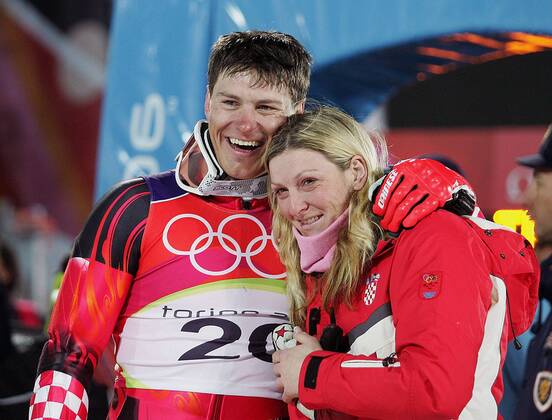 Ivica Kostelic freut sich mit seiner Schwester Janica (beide Kroatien) über seinen zweiten Platz in der Kombination Alpiner Skilauf OS Winter Herren Olympische Spiele Turin 2006, Winterspiele, Kombination, Slalom, Ski Alpin, Skisport Gruppe Sestriere Colle Harmonie, Freude,