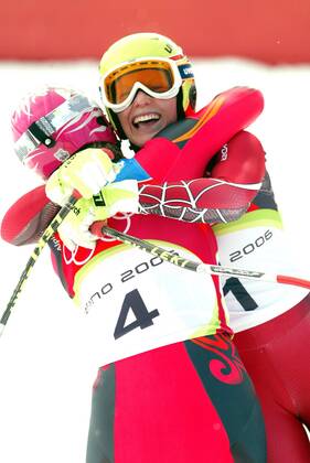 Marlies Schild (Österreich, re.) umarmt Olympiasiegerin Janica Kostelic (Kroatien) Alpiner Skilauf OS Winter Damen Olympische Spiele Turin 2006, Winterspiele, Ski Alpin, Skisport, Kombination Abfahrt Gruppe San Sicario Fraiteve Freude, Kameradschaft,