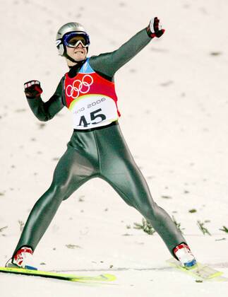 Olympiasieger Thomas Morgenstern (Österreich) jubelt im Auslauf -  Skispringen OS Winter Herren Olympische Spiele Turin 2006, Winterspiele, Ski Nordisch, Nordischer Skisport, Großschanze, Vdig Pragelato Freude, Begeisterung,