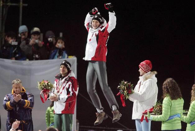 Olympiasieger Thomas Morgenstern (Mitte) mit einem Freudensprung während der Siegerehrung, Andreas Kofler (li., beide Österreich Platz 2) und Lars Bystöl (Norwegen Platz 3) komplettieren das Bild - Skispringen OS Winter Herren Olympische Spiele Turin 2006, Winterspiele, Ski Nordisch, Nordischer Skisport, Großschanze, Vdig Gruppe Pragelato Glück, Überlegenheit, Freude, Begeisterung,