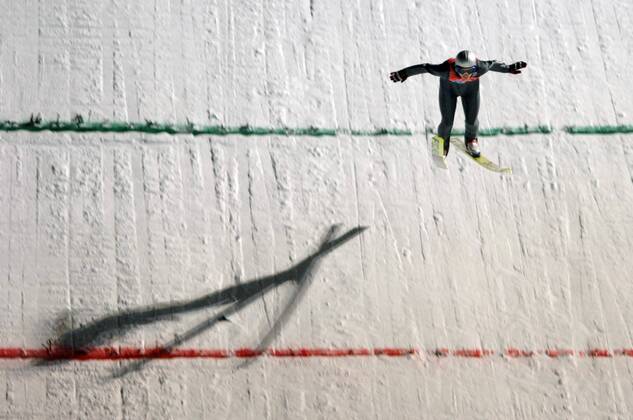 Thomas Morgenstern (Österreich) fliegt auf die rote Linie des Kalkulationspunktes zu Skispringen OS Winter Herren Olympische Spiele Turin 2006, Winterspiele, Nordischer Skisport, Ski Nordisch, Skisprung Einzelbild Kalkulationspunkt, Ausrichtungspunkt Pragelato, Weitenmarkierung