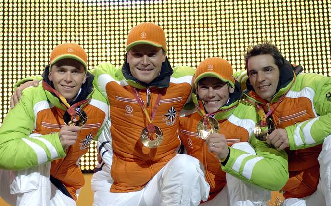 Siegerehrung Biathlon, v.re.: Ricco Groß, Michael Rösch, Sven Fischer und Michael Greis (alle Deutschland) jubeln - Olympiasieg 4x7,5km) Biathlon OS Winter Herren Olympische Spiele Turin 2006, Winterspiele, 4x7,5km, 4 x 7,5 km, Kilometer, Staffel, Staffellauf Gruppe Medals Plaza Turin Freude,