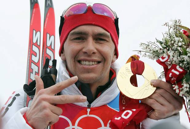 Olympiasieger Michael Greis (Deutschland) gewinnt seine 3. Goldmedaille beim 15km Massenstart Biathlon OS Winter Herren Olympische Spiele Turin 2006, Winterspiele, 15km, 15 km, Massenstart Einzelbild Cesana San Sicario Freude,