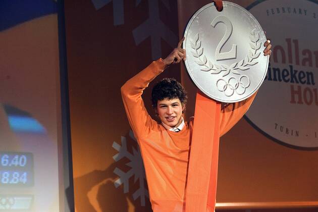 Sven Kramer (Niederlande) im Holländischen Haus mit einer riesigen Silbermedaille für seinen zweiten Platz über 5000m bei den Olympischen Spielen 2006 -  Eisschnellauf OS Winter Herren Olympische Spiele Turin 2006, Winterspiele, 5000m, 5000 m, Meter Einzelbild Turin