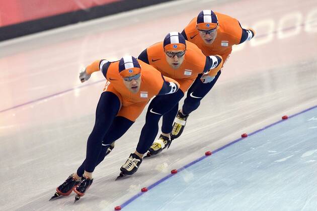 Die niederländische Mannschaft auf der Bahn, v.li.: Carl Verheijen, Mark Tuitert und Sven Kramer -  Eisschnellauf OS Winter Herren Olympische Spiele Turin 2006, Winterspiele, Verfolgung, Teamverfolgung, Teamwettbewerb, Teamwertung Gruppe Turin Dynamik,