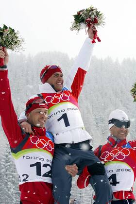 Olympiasieger Michael Greis (Deutschland, Mitte) jubelt während der Siegerehrung auf den Armen von Tomasz Sikora (Polen, li.) und Ole Einar Björndalen (Norwegen) Biathlon OS Winter Herren Olympische Spiele Turin 2006, Winterspiele, 15km, 15 km, Massenstart Gruppe Cesana San Sicario Freude,