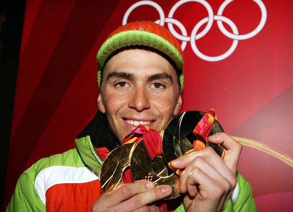 Michael Greis (Deutschland) - Das Goldkind der Olympischen Winterspiele 2006 präsentiert stolz seine Goldmedaillen für den 15km Massenstart, den 4x7,5km Staffellauf und die 20km Biathlon OS Winter Herren Olympische Spiele Turin 2006, Winterspiele Einzelbild Medals Plaza Turin
