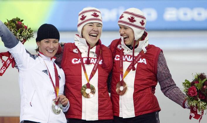 Olympiasiegerin Clara Hughes (Mitte), Cindy Klassen (re., beide Kanada) und Claudia Pechstein (Deutschland) - Siegerehrung -  (oly2006022514) Eisschnellauf OS Winter Damen Olympische Spiele Turin 2006, Winterspiele, 5000m, 5000 m, Meter Gruppe Turin