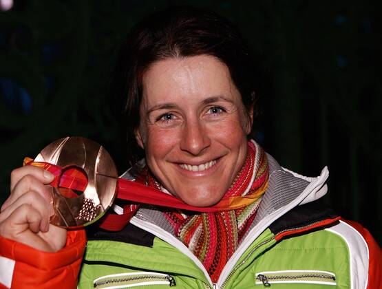 Uschi Disl (Deutschland) präsentiert stolz ihre Bronzemedaille vom Massenstart in Turin 2006 Biathlon OS Winter Damen Olympische Spiele Turin 2006, Winterspiele, 12,5km, 12,5 km, Kilometer, Porträt Cesana San Sicario Freude