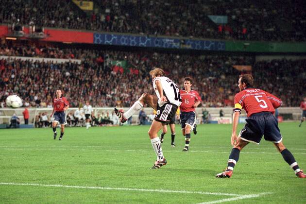 Jürgen Klinsmann (li., Deutschland) zieht ab und erzielt das 2:0, Tom Dooley (USA) kann nur noch zuschauen Fußball Länderspiel Herren Weltmeisterschaft 1998, Nationalmannschaft, Nationalteam, Nationaltrikot, Gruppe F, Vneg Totale Deutschland - USA 2:0 Paris Dynamik,