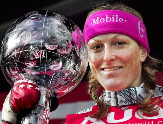 Gesamtweltcupsiegerin Janica Kostelic (Kroatien) präsentiert stolz ihre Kristallkugel - Alpiner Skilauf Damen Weltcup 2005 2006, Welt Cup, Worldcup, World, WC, Ski Alpin, Skisport, Riesenslalom Porträt Sponsor, Sponsoring, Werbepartner, Werbung Aare, Are, Wirtschaft Freude,