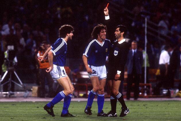 FIFA Schiedsrichter Edgardo Codesal Mendez (Mexiko) stellt Gustavo Dezotti (li.) vom Platz, Pedro Troglio (beide Argentinien) beschwert sich lautstark Fußball Länderspiel Herren Weltmeisterschaft 1990, Nationalmannschaft, Nationalteam, Nationaltrikot, Finale, Endspiel, Vdia Gruppe Rom Spannung, Wut,
