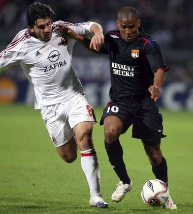 Florent Malouda (Lyon, re.) gegen Gennaro Gattuso (Milan) -  Fußball EC 1 Herren Champions League 2005 2006, Olympique Lyonnais - AC Mailand 0:0, OL Gruppe Lyon Dynamik,
