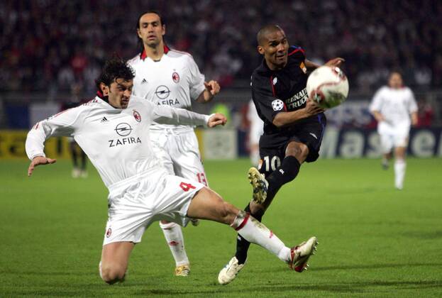 Florent Malouda (Lyon, re.) gegen Kakhaber Kaladze (Milan) -  Fußball EC 1 Herren Champions League 2005 2006, Olympique Lyonnais - AC Mailand 0:0 Gruppe pan13431 Lyon Dynamik, Kampf,  