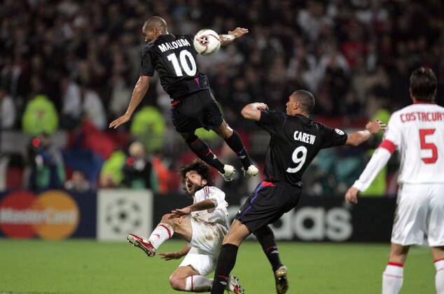 Gennaro Gattuso (Milan, li.) bestaunt die Flugkünste von Florent Malouda (Mitte) und auch dessen Teamkollege John Carew (beide Lyon) scheint überrascht -  Fußball EC 1 Herren Champions League 2005 2006, Olympique Lyonnais - AC Mailand 0:0, OL Gruppe pan13431 Lyon Dynamik, Höhe,  