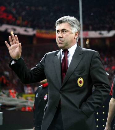 Trainer Carlo Ancelotti (Milan) winkt den Anhängern -  Fußball EC 1 Herren Champions League 2005 2006, AC Mailand Einzelbild Mailand