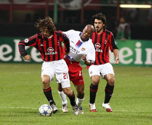 Sylvain Wiltord (Lyon, Mitte) gegen Andrea Pirlo (li.) und Gennaro Gattuso (beide Milan) -  Fußball EC 1 Herren Champions League 2005 2006, AC Mailand - Olympique Lyonnais, OL Gruppe Mailand Dynamik,