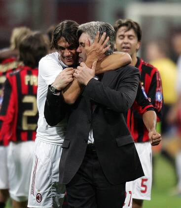 Paolo Maldini umarmt Trainer Carlo Ancelotti (beide Milan) innig -  Fußball EC 1 Herren UEFA Champions League 2005 2006, AC Mailand, Serie A, 1. Italienische Liga, Gruppe Mailand Freude,