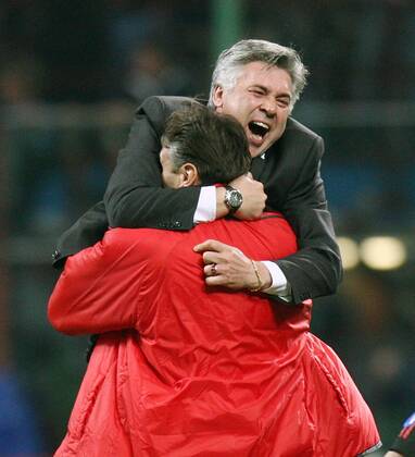 Trainer Carlo Ancelotti möchte am liebsten die ganze Welt drücken, hier muss erst einmal Torwart Zeljko Kalac (beide Milan) dran glauben -  Fußball EC 1 Herren Champions League 2005 2006, AC Mailand Gruppe Mailand Freude, Begeisterung,