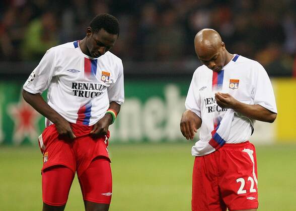 Mahamadou Diarra (li.) und Sylvain Wiltord (beide Lyon) enttäuscht -  Fußball EC 1 Herren Champions League 2005 2006, Olympique Lyonnais, OL Gruppe Mailand Enttäuschung,