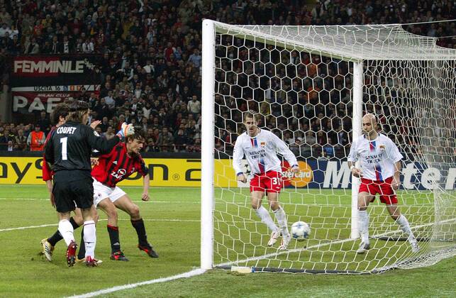 Filippo Inzaghi (Milan, 2.v.li.) erzielt das 2:1 gegen Torwart Gregory Coupet, Francois Clerc (2.v.re.) und Cris (alle Lyon) sind machtlos Fußball EC 1 Herren Champions League 2005 2006, AC Mailand - Olympique Lyonnais 3:1, OL Gruppe Mailand Dynamik,