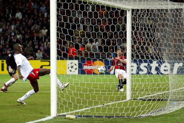 Claudio Roberto Cacapa (Lyon, li.) kann das 1:3 durch Andriy Shevchenko (Milan) nicht verhindern Fußball EC 1 Herren Champions League 2005 2006, AC Mailand - Olympique Lyonnais 3:1, OL Gruppe Mailand Dynamik,