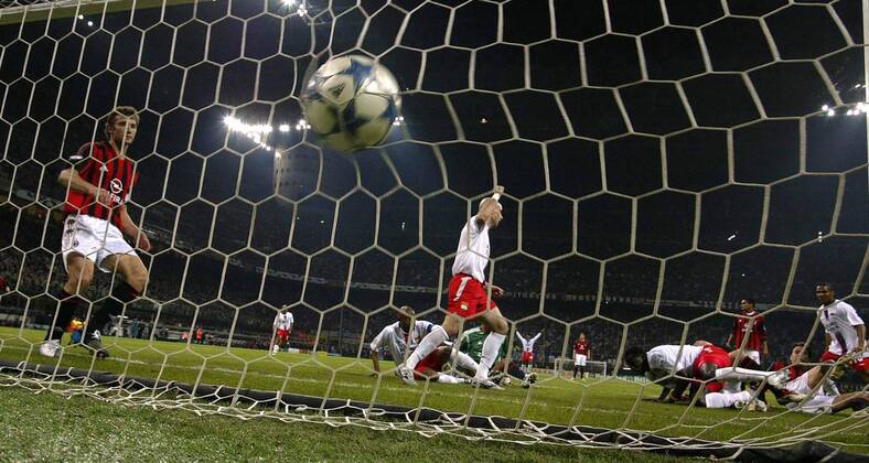Der Ball zappelt zum 1:1 im Netz - Cris (Lyon, Mitte) kann jubelnd abdrehen -  Fußball EC 1 Herren Champions League 2005 2006, AC Mailand - Olympique Lyonnais 3:1, OL Totale Mailand Freude,