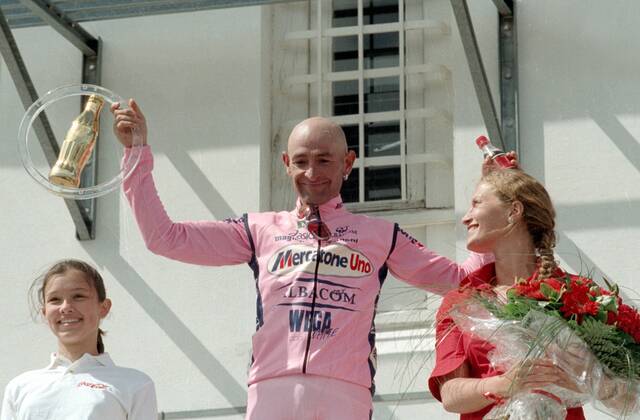 Etappensieger Marco Pantani (Italien Mercatone Uno) während der Siegerehrung zwischen zwei Hostessen -  Radsport Herren Tour de France 2000, Straßenradsport, Straße, Rad, Vneg Gruppe 12. Etappe: Carpentras - Mont Ventoux Freude,