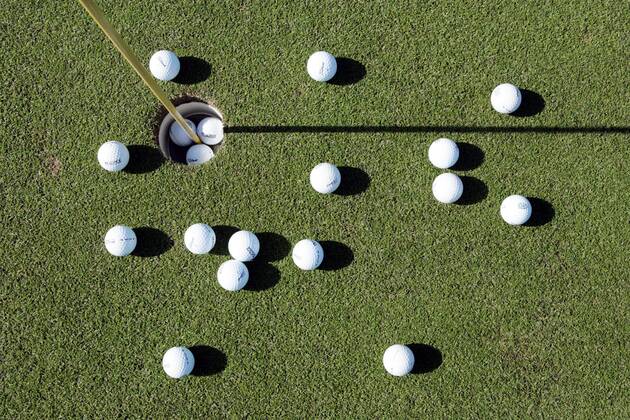 Practice Golfbälle auf dem Putting Green der Grand Cypress Academy of Golf in Orlando Florida Golf Herren Golfkurs 2005, Kurs, Akademie, Golfakademie, Schule, Golfschule, Lehrgang, Golflehrgang Training Einzelbild Grand Cypress Golf Course Orlando, Florida