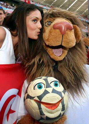Maskottchen Goleo VI bekommt von einem weiblichen tunesischen Fan einen Kuss - Fußball WM Herren WM 2006, Länderspiel, Nationalteam, Gruppe H, tunesische, tunesischer, Tunesien Gruppe München Fußball WM Herren WM 2006, Länderspiel, Nationalteam, Gruppe H, tunesische, tunesischer, Tunesien Gruppe München